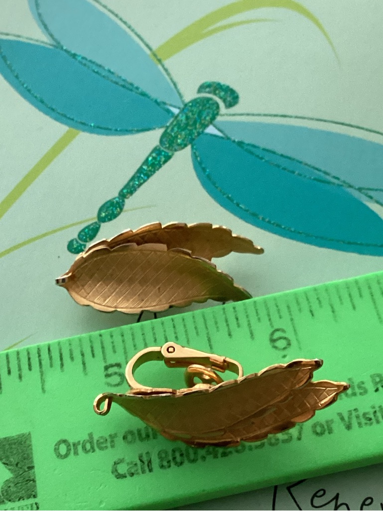 Lisner Earrings Double Gold Leaf Clip On Lisner 1 1/2” Eplvc